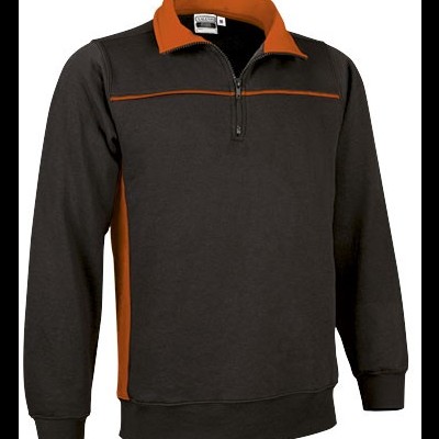 Sweatshirt preta com detalhes laranja e fecho de correr na gola