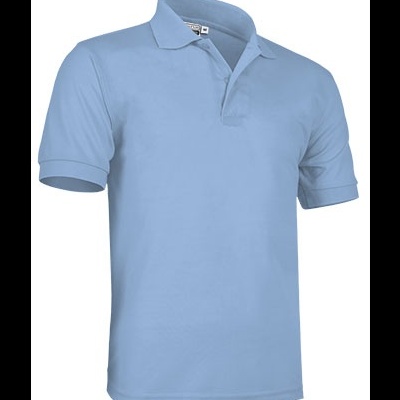 Polo azul claro de manga curta com gola e botões ocultos