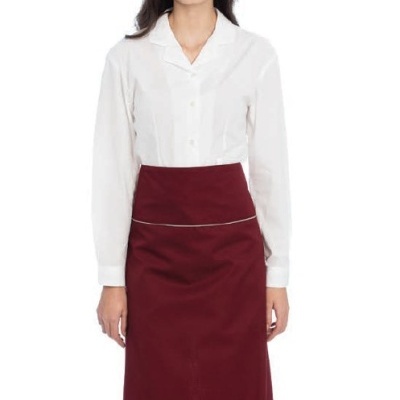 Mulher com camisa branca e saia avental vinho longo