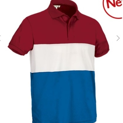 Polo colorido com faixas vermelho, branco e azul e texto New em vermelho