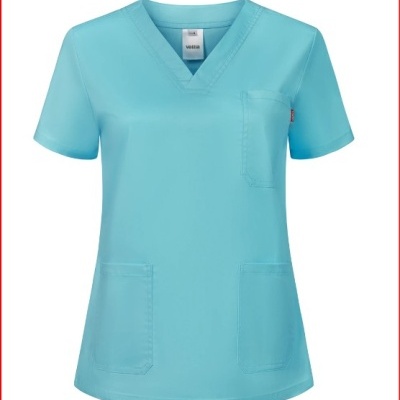 Blusa médica feminina azul clara com bolsos e decote em V