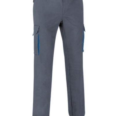 Calças cinzentas com bolsos laterais e detalhes em azul