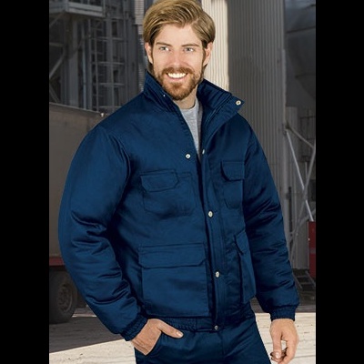 Homem com casaco azul escuro acolchoado em ambiente industrial