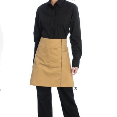 Mulher com camisa preta, calças pretas e avental bege