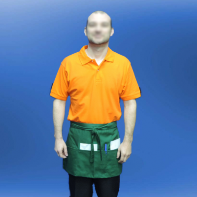 Pessoa com camisa pólo laranja e avental verde com bolsos brancos