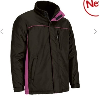 Casaco masculino preto com detalhes em rosa e fecho de correr frontal