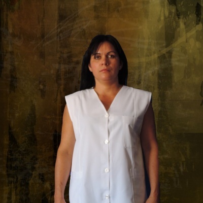 Camisola branca sem mangas com botões dianteiros e gola em V