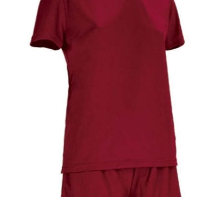 Conjunto de t-shirt e calções vermelhos de tecido liso