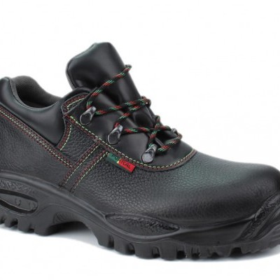 Sapato de segurança preto com sola antiderrapante e cadarços coloridos.