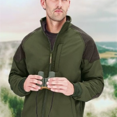 Homem com casaco verde e binóculos numa paisagem natural