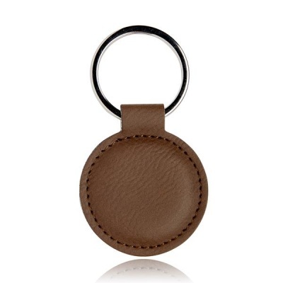 Porta-chaves redondo em pele castanha com argola metálica prateada