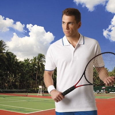 Homem com roupa de ténis segurando raquete numa quadra de ténis ao ar livre