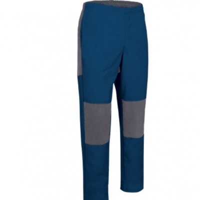 Calças de trabalho em tecido azul com reforço cinza nos joelhos e laterais