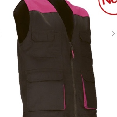Colete de trabalho preto com detalhes rosa e vários bolsos frontais