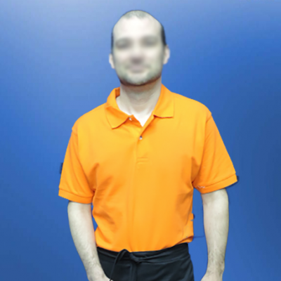 Homem com camisa polo laranja e avental preto