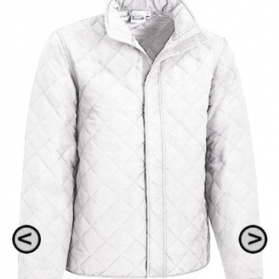Casaco acolchoado branco com padrão de losangos e gola alta