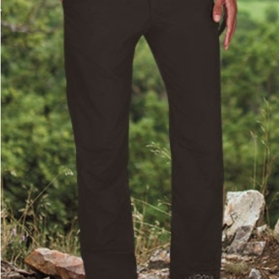 Calças pretas compridas em ambiente natural rochoso