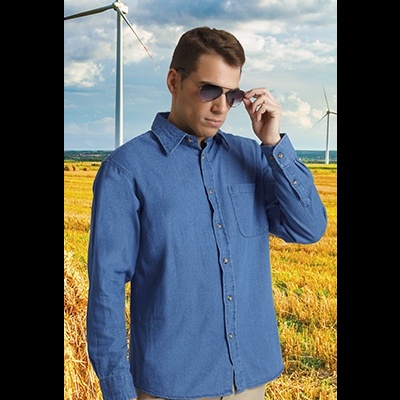 Homem com camisa azul e óculos de sol em campo com turbinas eólicas