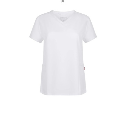 T-shirt branca com decote em V de manga curta em fundo branco