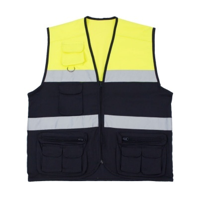 Colete de segurança amarelo fluorescente e preto com bolsos e faixas refletoras.