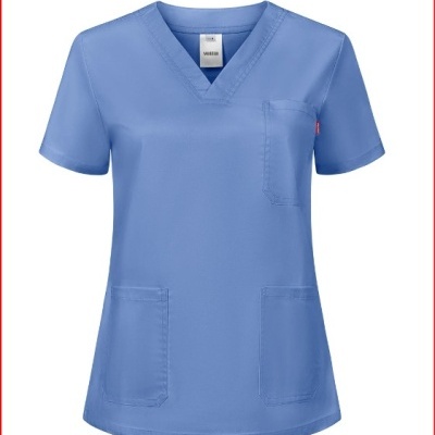 Camisola médica azul clara com bolsos frontais e decote em V
