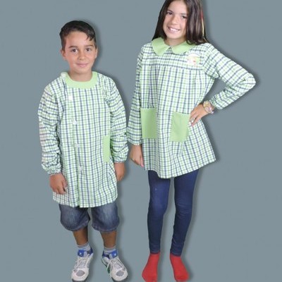 Duas crianças com batas escolares amareladas de padrão de grade verde