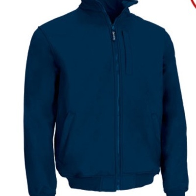 Casaco azul escuro com fecho de correr, gola alta e bolsos em fundo branco