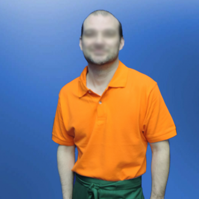Homem com t-shirt polo laranja e avental verde escuro com bolsos