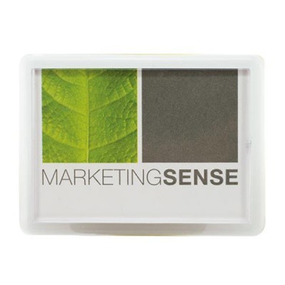 Caixa branca com imagem de folha verde e bloco cinzento e texto Marketing Sense