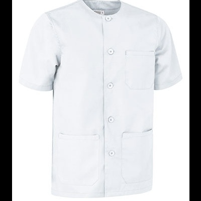 Casaco branco de manga curta com botões e bolsos frontais