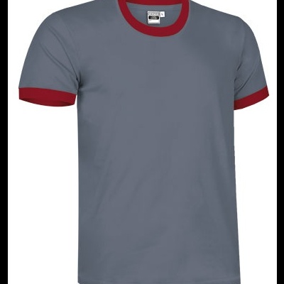 Camiseta cinzenta com gola e punhos vermelhos