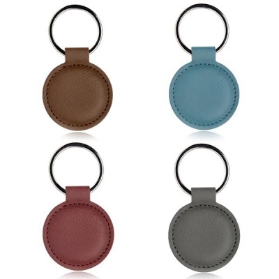 Quatro porta-chaves redondos em pele de várias cores com argola metálica