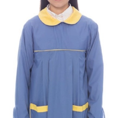 Pessoa com vestido azul com gola e bolsos amarelos em fundo branco