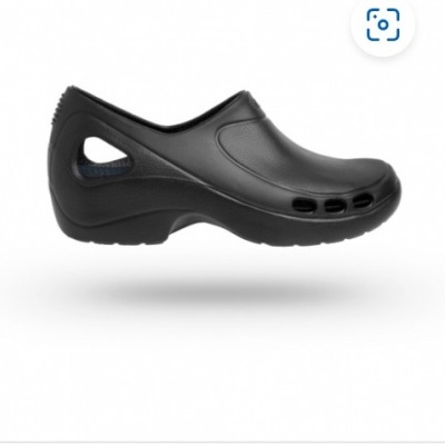 Sapato preto tipo sabugo com aberturas para ventilação e sola grossa em borracha