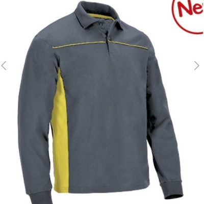 Polo cinzento de manga comprida com painéis amarelos e gola com botões, fundo branco e texto 'New'.