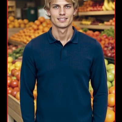 Homem jovem com camisola azul polo em mercearia com frutas ao fundo