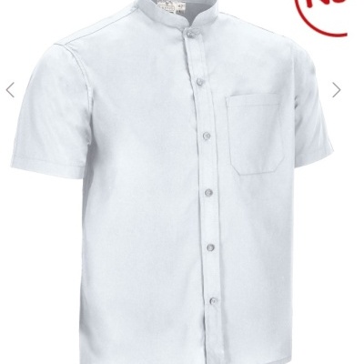 Camisa branca de manga curta com gola mao e bolso