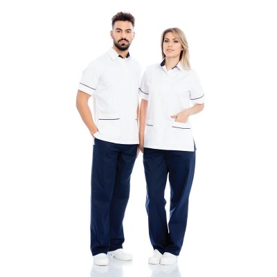 Duas pessoas com uniformes branco e azul, calçado branco, fundo branco