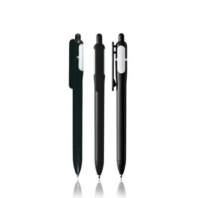 Três esferográficas pretas com clip branco sobre fundo branco
