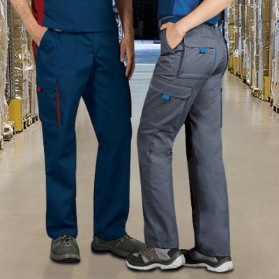 Dois homens com calças de trabalho em armazém com prateleiras e caixas