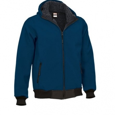 Casaco azul escuro com fecho, forro peludo e punhos pretos