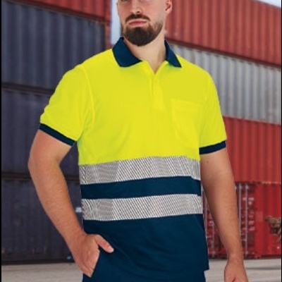 Homem com camisa polo de alta visibilidade amarela e azul escuro com faixas reflexivas
