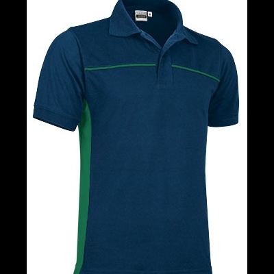Polo azul escuro com detalhes verdes e gola, em fundo branco