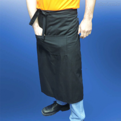 Avental preto com bolsos usado por pessoa com camisa laranja e calças azuis em fundo azul