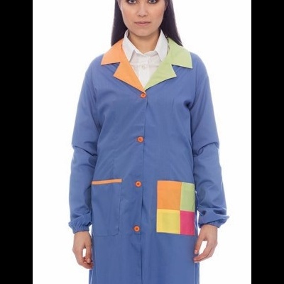 Casaco comprido azul com detalhes coloridos em modelo feminino