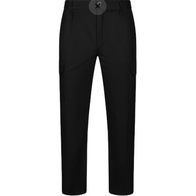 Calças cargo pretas com bolsos laterais sobre fundo branco