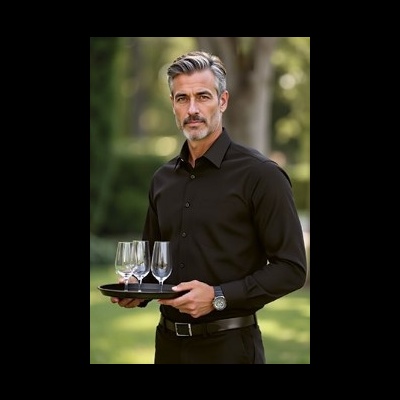 Homem com camisa preta segurando bandeja com copos de vinho ao ar livre