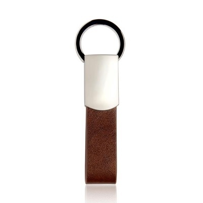 Chaveiro metálico com tira de couro castanho sobre fundo branco