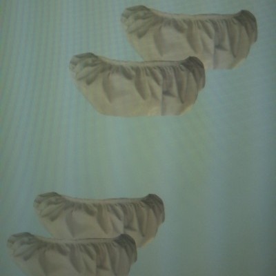 Quatro capas protetoras brancas com elástico em fundo claro