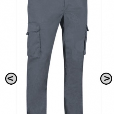 Calças cargo cinza com bolsos laterais contra fundo branco